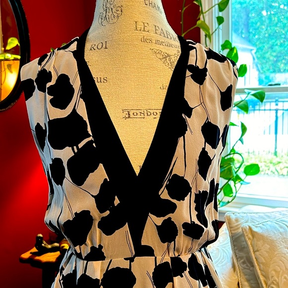 REISS SILK DESIGNER DRESS in SUPERIOR PREOWNED CONDITION - Picture 3 of 9